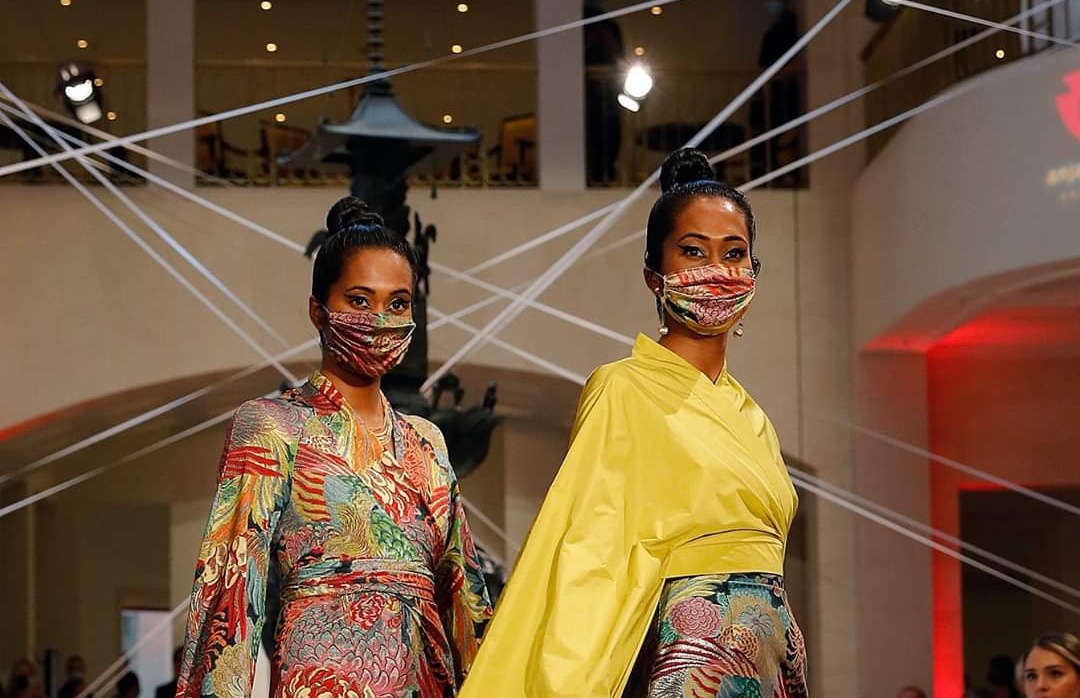 Desfile de moda en Alemania suma mascarillas en sus atuendos