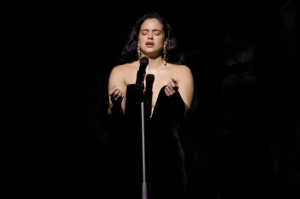 Rosalía arranca la edición más española de los Latin Grammy con increíble show